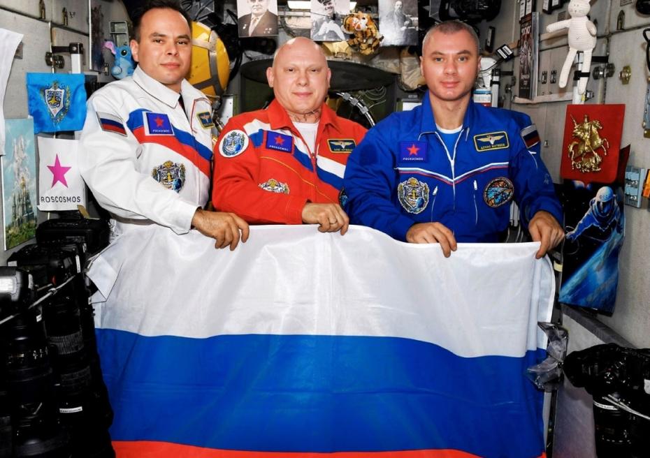 Экипаж VRC-67 поздравляет россиян с праздником