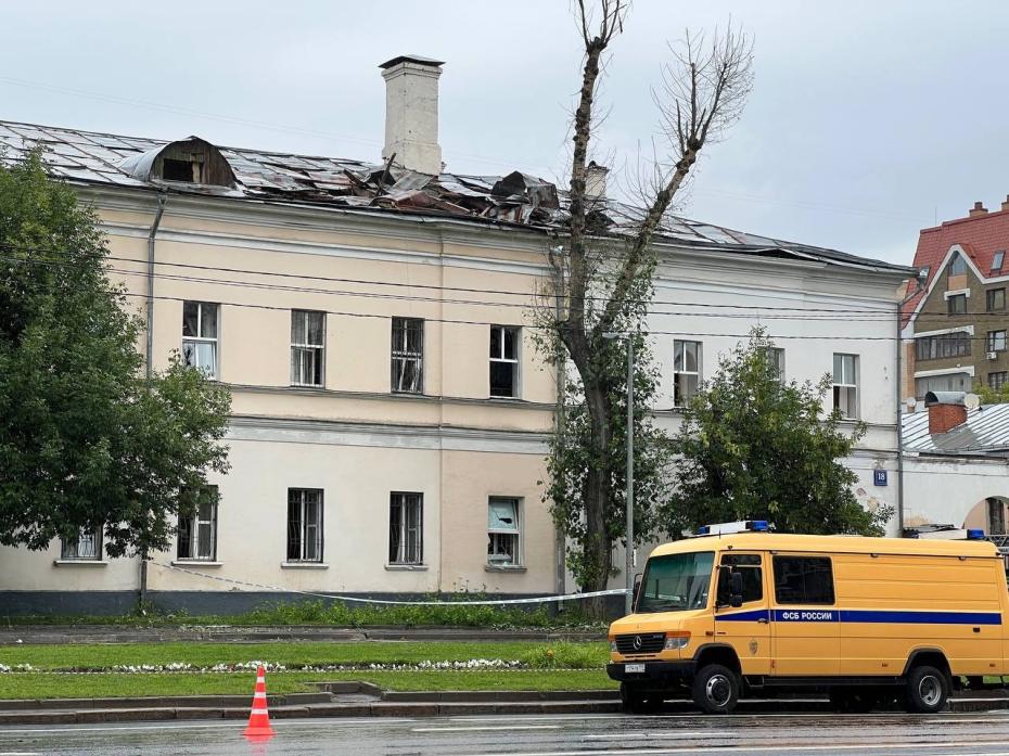 На месте попадания беспилотного летательного аппарата (БПЛА) на Комсомольском проспекте