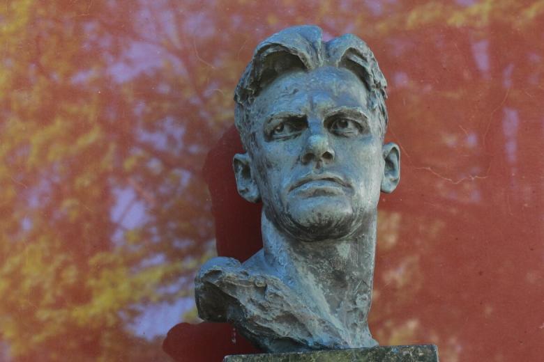Памятник Владимиру Маяковскому