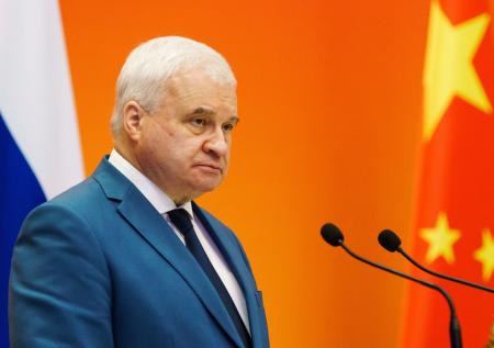 Посол РФ в КНР: Запад хочет затолкнуть Россию и Китай в объятия друг друга