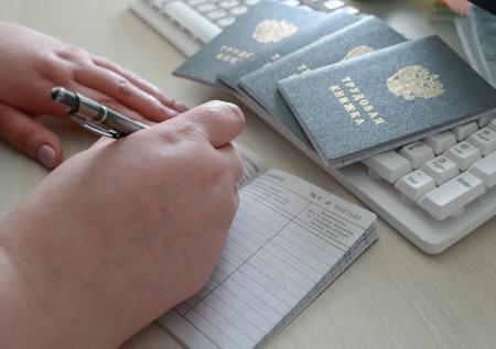 Минтруд изменит трудовые книжки россиян