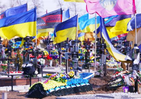 Заявившему о потерях ВСУ Зеленскому ответили кадрами с украинского кладбища
