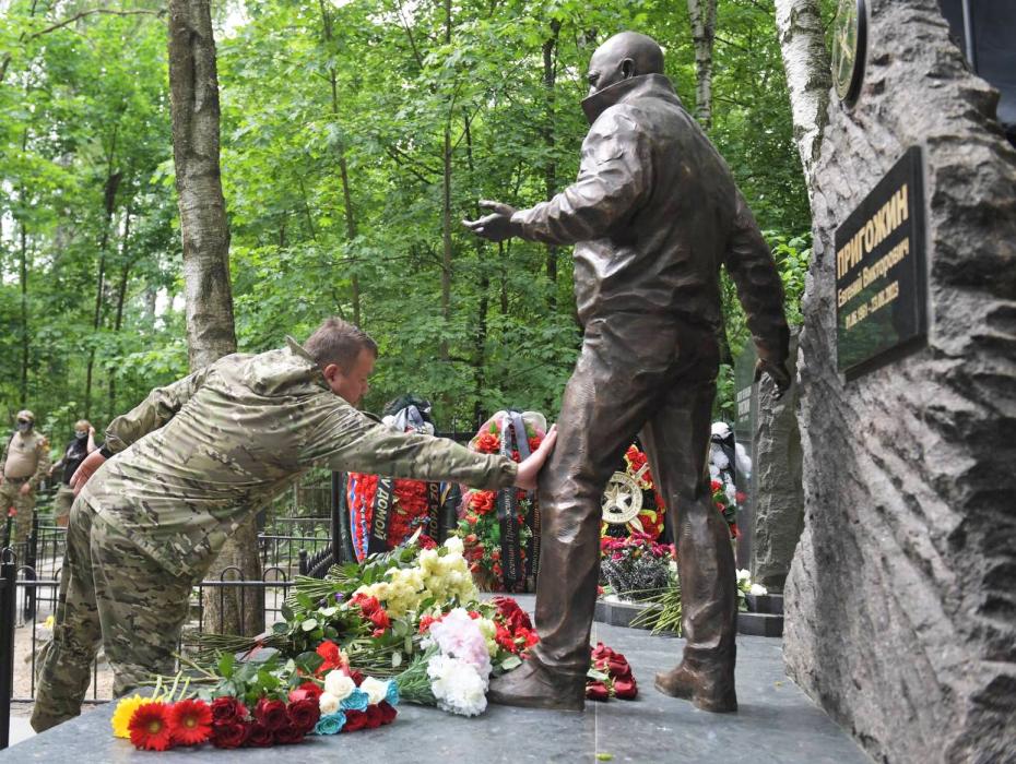 Церемония открытия памятника связанному с ЧВК «Вагнер» бизнесмену Евгению Пригожину