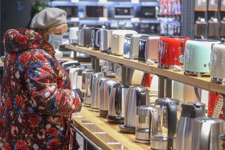 Посетители отдела электроники и бытовой техники