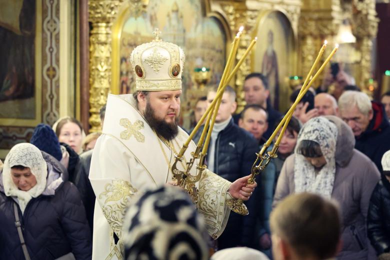 Священнослужитель во время праздничного богослужения по случаю Рождества Христова в Свято-Троицком кафедральный соборе города Подольска 
