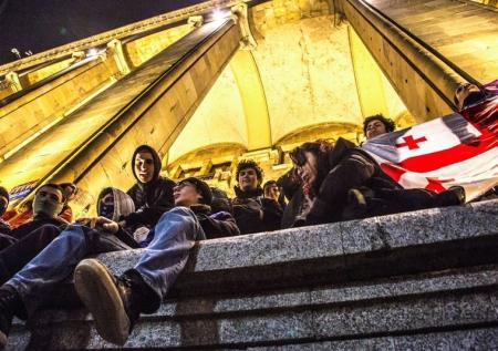 Полиция Тбилиси разгоняет протестующих у парламента перцовыми спреями