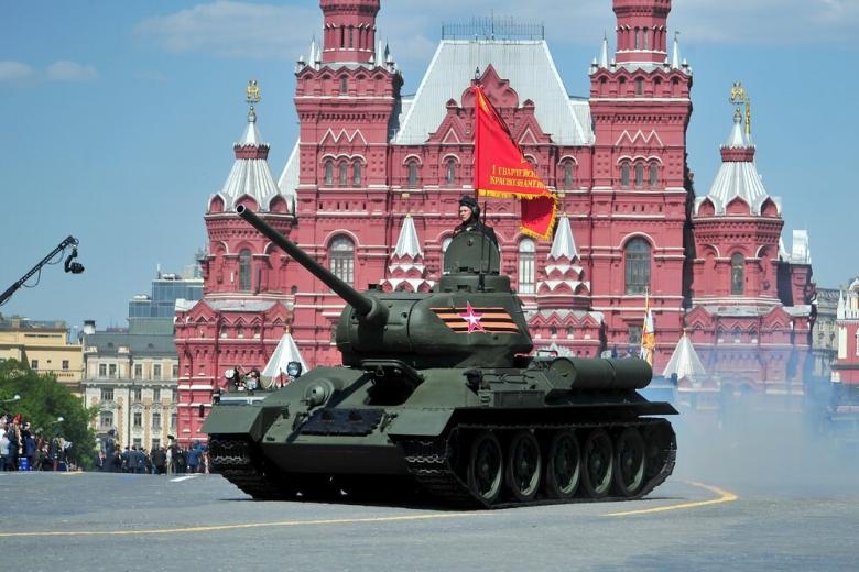 Танк Т-34-85 на Красной площади во время военного парада в честь 71-й годовщины Победы в Великой Отечественной войне