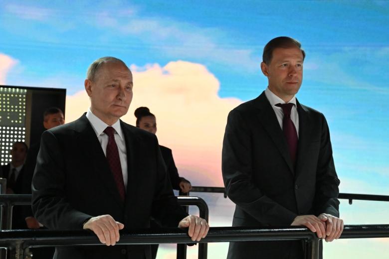 Президент РФ Владимир Путин и Денис Мантуров (справа) во время посещения Международной выставки-форума «Россия» на ВДНХ
