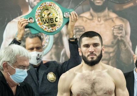 Бетербиев нокаутировал Брауна и защитил титулы WBC и IBF