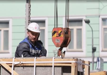 Стало известно, насколько выросла зарплата мигрантов в России с 2023 года