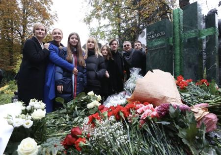 Звёзды открыли памятник Олегу Табакову на Новодевичьем кладбище