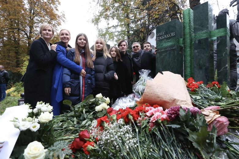Семья Олега Табакова (слева направо): супруга Антона Табакова Анжела, вдова Марина Зудина, дети Антона Табакова Антонина и Мария, сыновья Павел и Антон и сын Антона Табакова Никита