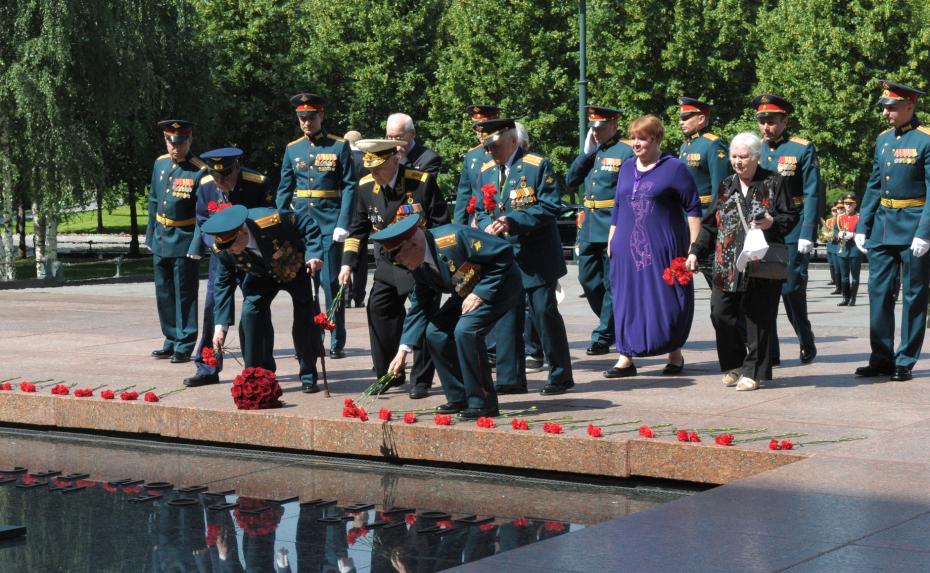 Ветераны Великой Отечественной войны во время церемонии возложения цветов к Могиле Неизвестного Солдата