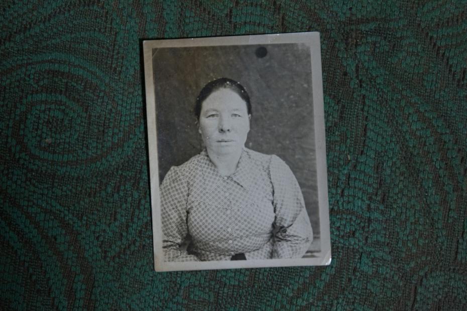 Фотография из семейного архива Любови Васильевны. На снимке изображена ее бабушка Агния Напалкова, которая была предыдущей хозяйкой житника