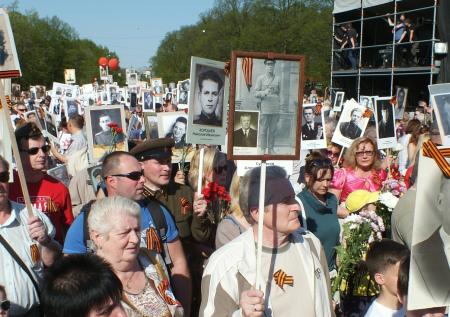 Тысячи людей приняли участие в акции «Бессмертный полк» в Мадриде