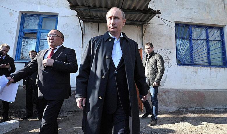 Владимир Путин во время посещения аварийного дома