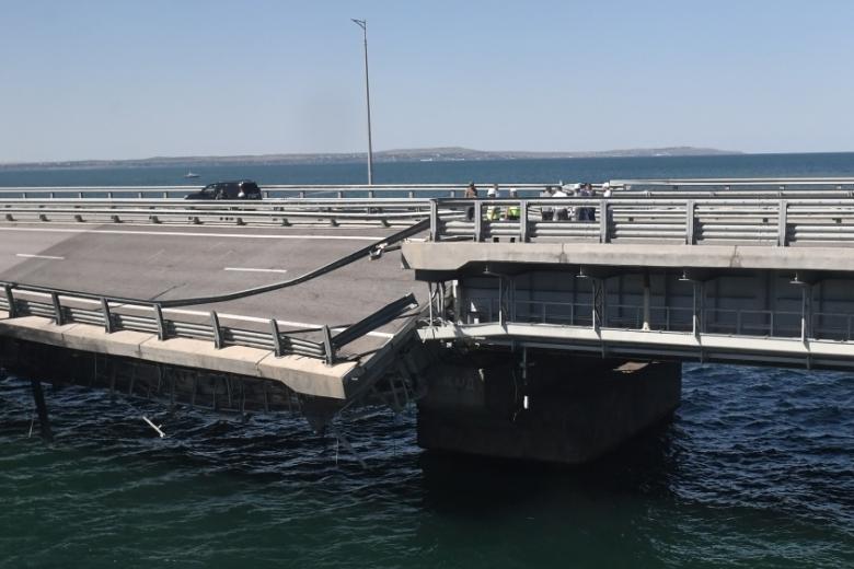 Поврежденная часть Крымского моста