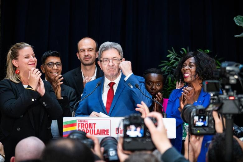 Глава французской левой партии La France Insoumise (LFI) Жан-Люк Меланшон (в центре)