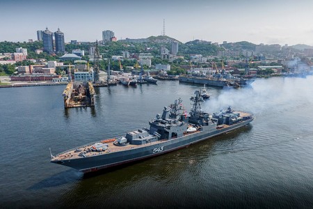 Фрегат «Маршал Шапошников» поразил учебную подводную мишень в Японском море