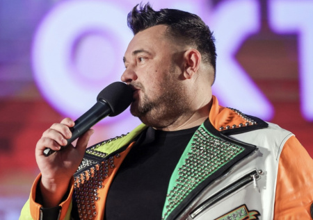 Жуков ответил на обвинения Губина в шепелявости перепевкой хита «Алешка»