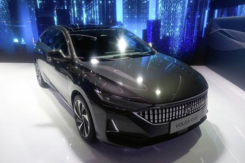 Новый автомобиль Volga C40 в павильоне марки Volga на выставке IX конференции «Цифровая индустрия промышленной России»