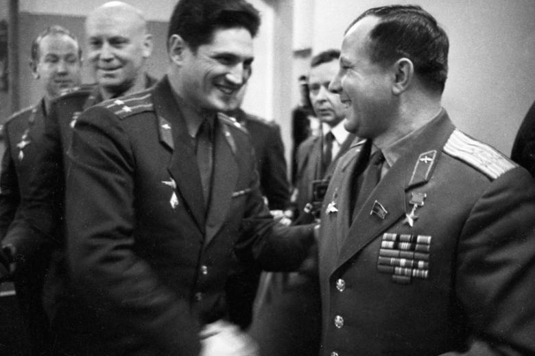 Бориса Волынова (слева), Юрий Гагарин (справа)