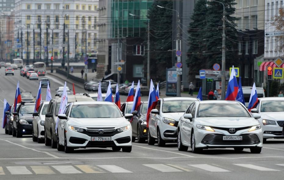 Автомобили участников автопробега, приуроченного ко Дню рождения президента РФ Владимира Путина, в Челябинске