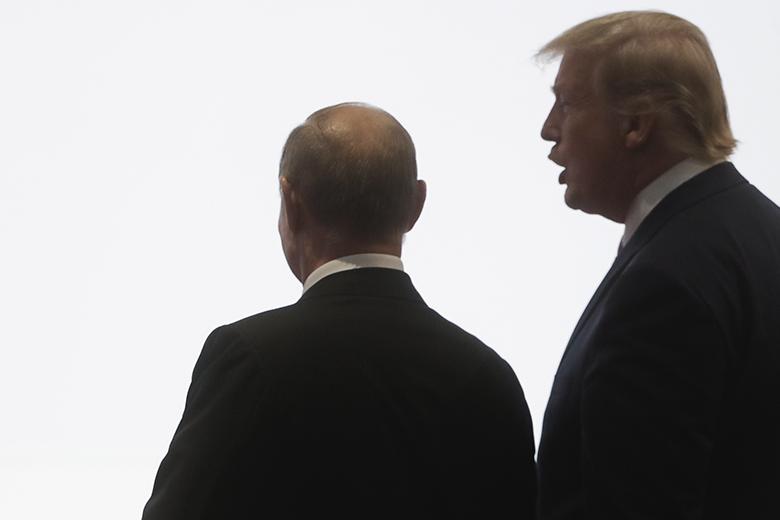 Президент России Владимир Путин и президент США Дональд Трамп (слева направо) во время встречи в рамках 14-го саммита лидеров стран Группы двадцати (G20) в международном выставочном комплексе INTEX Osaka