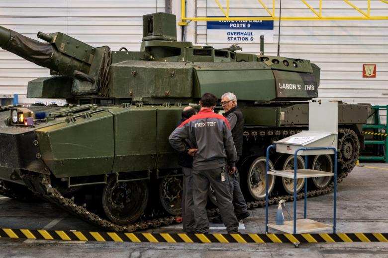 Обслуживание танка Leclerc
