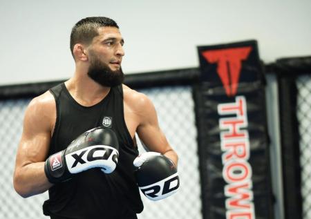 UFC отменил пресс-конференцию перед боем Чимаева из-за массовой драки 