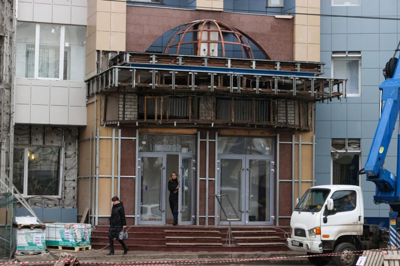 Восстановительные работы фасадов домов после ракетных обстрелов в Белгороде