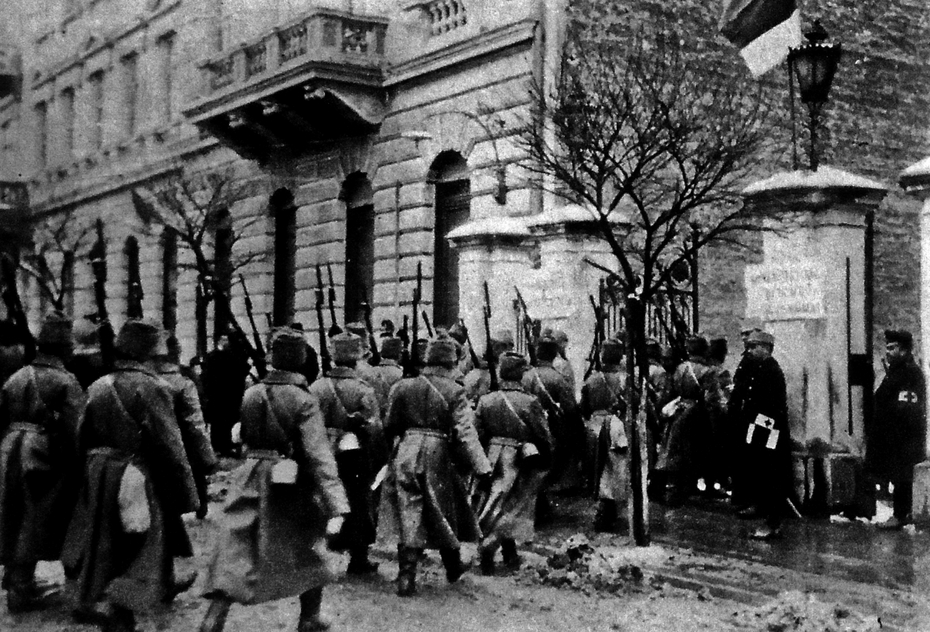 Русские солдаты наступают на Перемышль, Польша. В августе 1914 года, в начале Первой мировой войны, русские войска нанесли поражение австро-венгерским войскам в первых боях и быстро продвинулись в Галицию