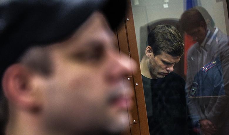 Рассмотрение в Тверском районном суде столицы ходатайства следствия об избрании меры пресечения в виде заключения под стражу в отношении футболиста Александра Кокорина