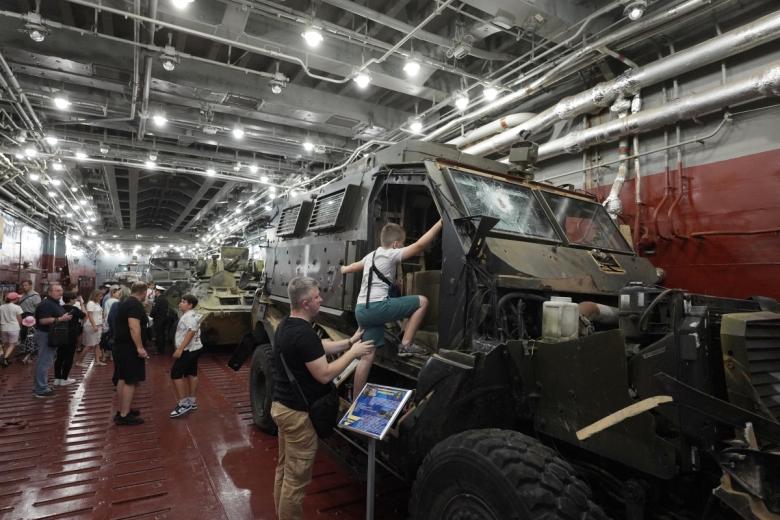 Боевая бронированная машина International M1224 MaxxPro MRAP на выставке трофеев специальной военной операции на борту большого десантного корабля «Иван Грен» в Санкт-Петербурге