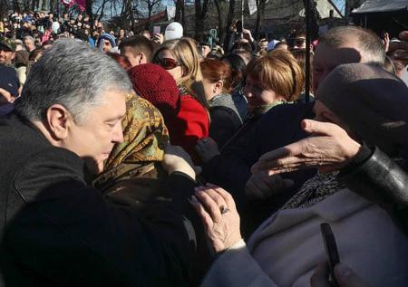 Порошенко призвали покаяться на коленях перед украинцами