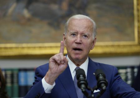 В США высмеяли Байдена, проигравшего «в неравном бою» с пиджаком