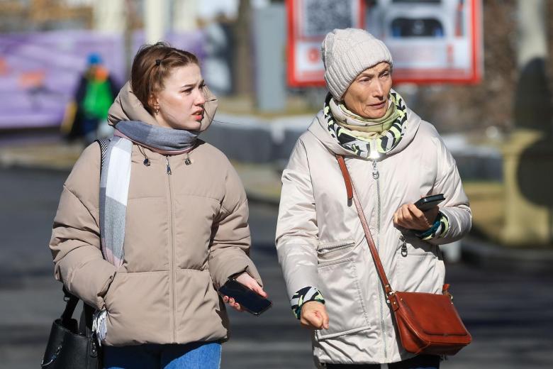 Люди в солнечную погоду гуляют на ВДНХ