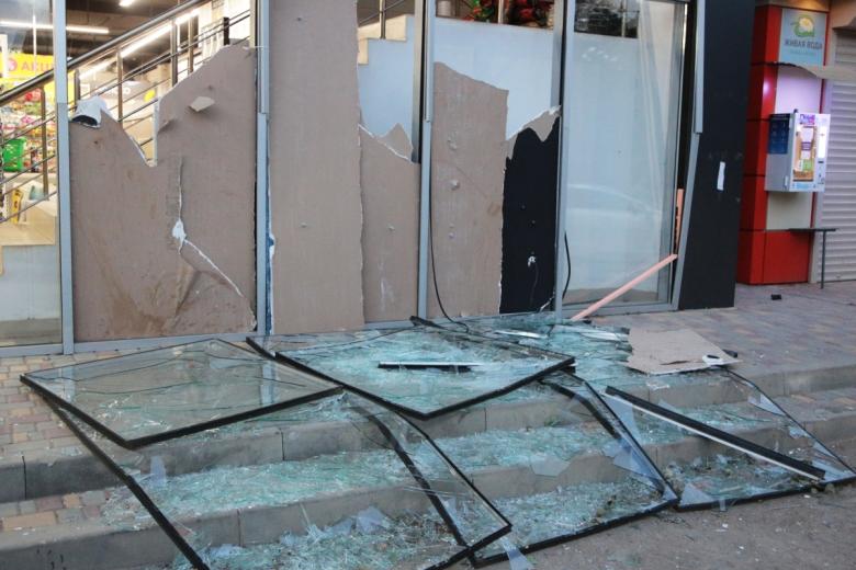 Выбитые взрывной волной стекла в магазине в поселке Новофедоровка