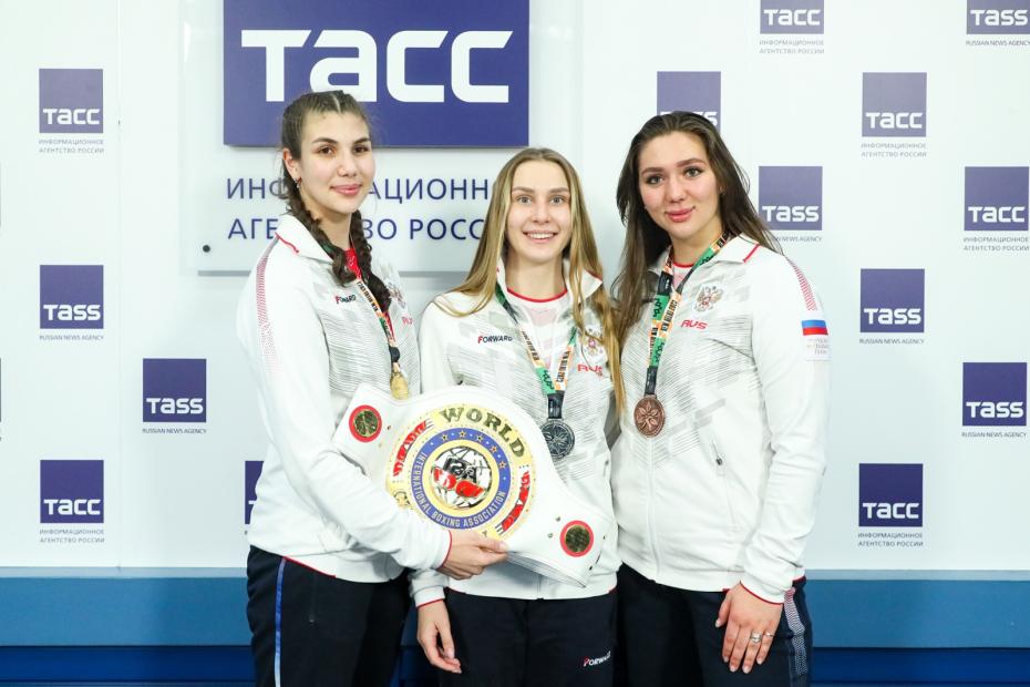 Российские спортсменки Анастасия Демурчян, Наталия Сычугова и Диана Пятак 