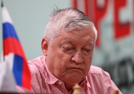 Стало известно, что чемпиона мира по шахматам подключили к аппарату ИВЛ