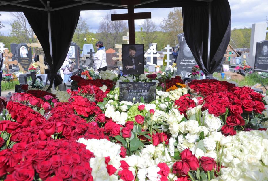 Цветы на могиле модельера Валентина Юдашкина на Троекуровском кладбище