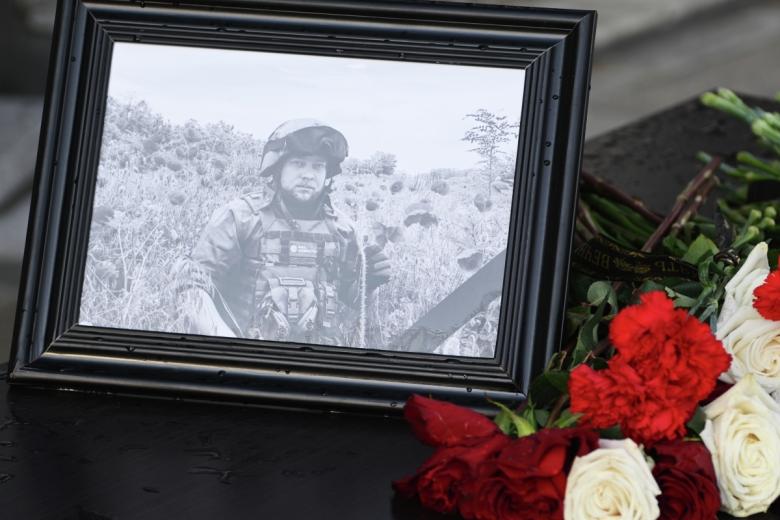 Фотография в память о погибшем военкоре РИА Новости Ростиславе Журавлеве