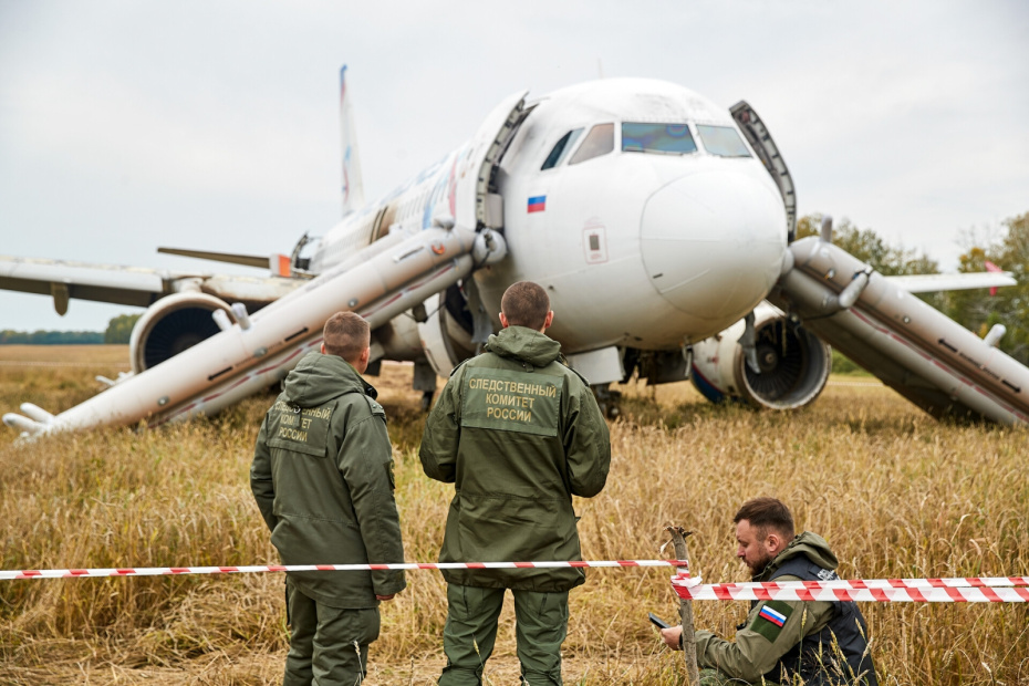 Самолет «Уральских авиалиний», совершивший экстренную посадку на грунт