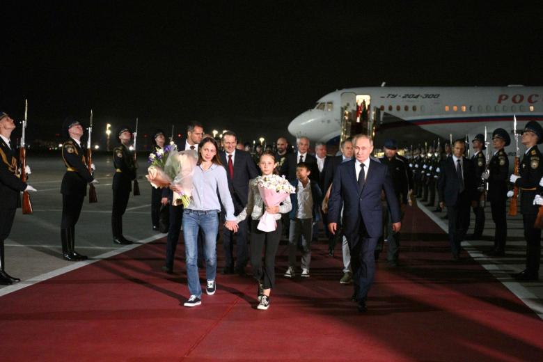 Президент РФ Владимир Путин встречает в аэропорту Внуково граждан России, которые были освобождены в результате обмена