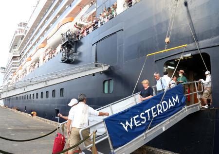 Граждане России покинули круизный лайнер Westerdam
