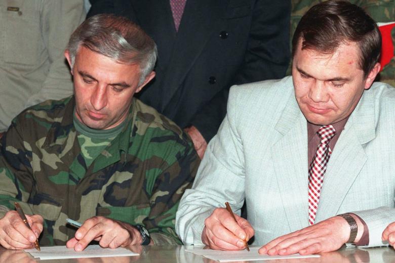 Масхадов и Лебедь подписывают совместное заявление в Хасавюрте