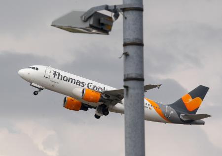 Футбольные фанаты боятся за билеты на выездные игры после краха Thomas Cook