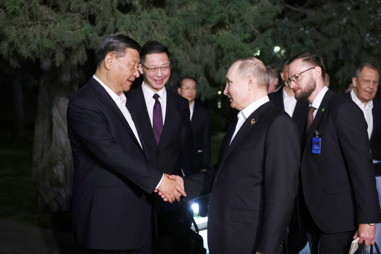 Президент России Владимир Путин и председатель КНР Си Цзиньпин после окончания российско-китайских переговоров в Пекине