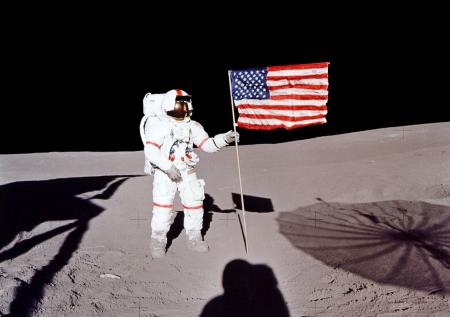 Астронавт NASA ответил на главный довод конспирологов о полёте на Луну
