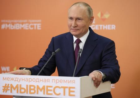 Путин выбирал детям подарки на «Ёлке желаний»